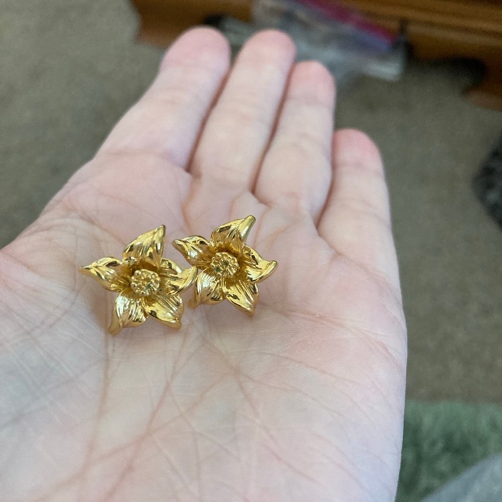 Gold Tone Cute Earrings